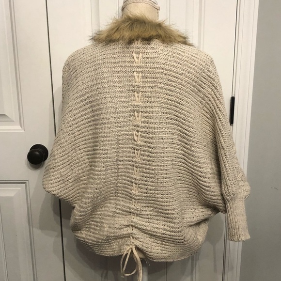 Cream colored knitted open front cardigan with faux fur trim & lace up back; M - Picture 5 of 9